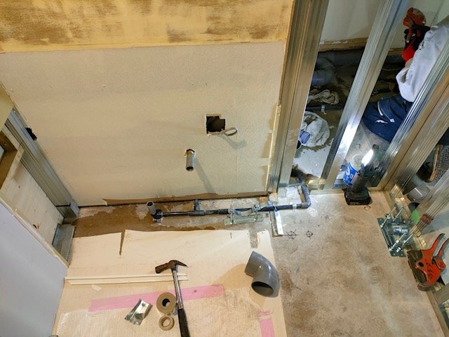 解体工事の様子(設備・配管撤去)